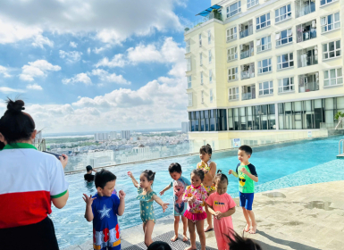 BÉ VẬN ĐỘNG DƯỚI NƯỚC Ở AGK