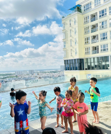 BÉ VẬN ĐỘNG DƯỚI NƯỚC Ở AGK