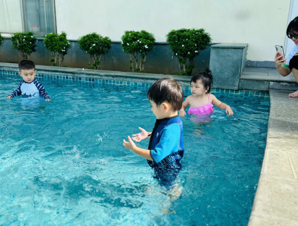 BÉ VẬN ĐỘNG DƯỚI NƯỚC Ở AGK