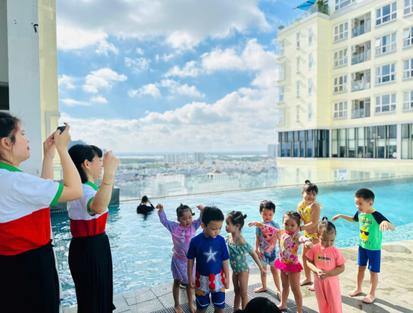 BÉ VẬN ĐỘNG DƯỚI NƯỚC Ở AGK