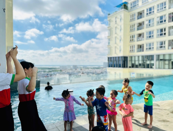 BÉ VẬN ĐỘNG DƯỚI NƯỚC Ở AGK