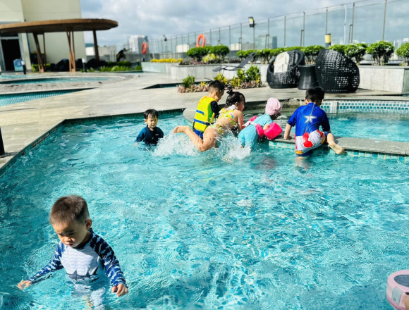 BÉ VẬN ĐỘNG DƯỚI NƯỚC Ở AGK