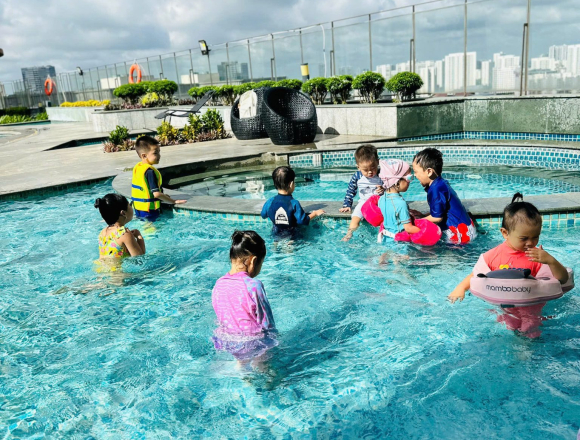 BÉ VẬN ĐỘNG DƯỚI NƯỚC Ở AGK