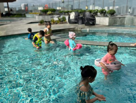 BÉ VẬN ĐỘNG DƯỚI NƯỚC Ở AGK