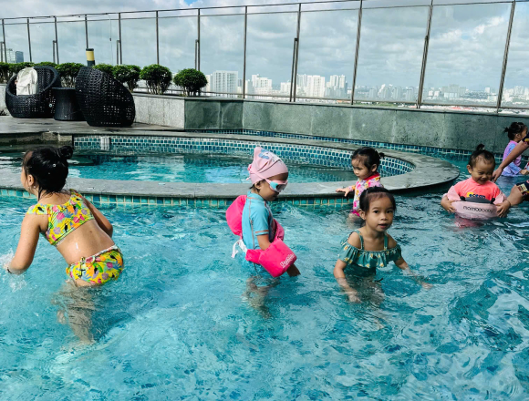 BÉ VẬN ĐỘNG DƯỚI NƯỚC Ở AGK