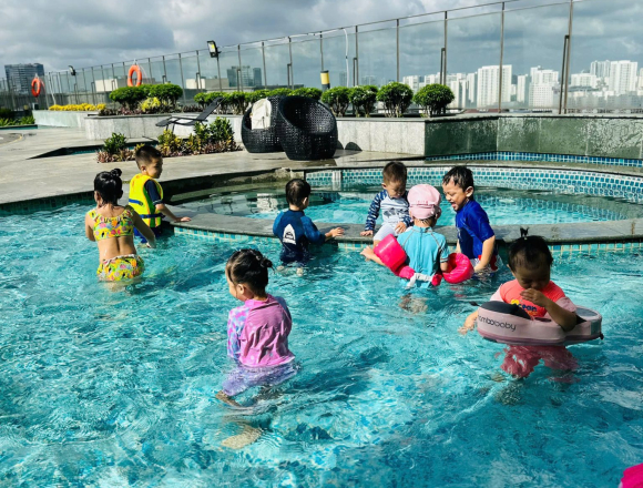 BÉ VẬN ĐỘNG DƯỚI NƯỚC Ở AGK