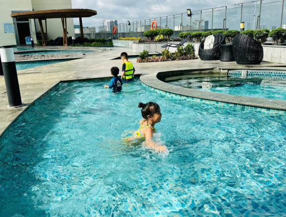 BÉ VẬN ĐỘNG DƯỚI NƯỚC Ở AGK