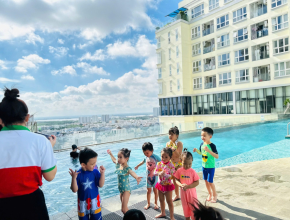 BÉ VẬN ĐỘNG DƯỚI NƯỚC Ở AGK