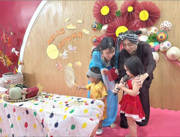 TRUNG THU CỦA CÁC BÉ GREEN APPLE 2 NHÀ AGK