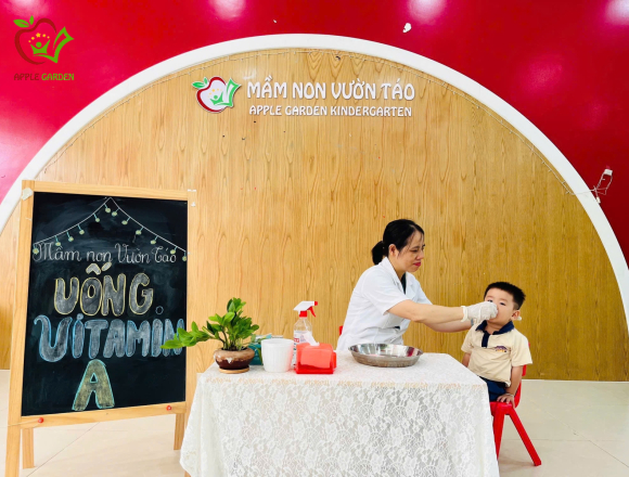 Bé Yêu Uống Vitamin A Tại Trường: Hành Động Bé Nhỏ, Ý Nghĩa Thật To!