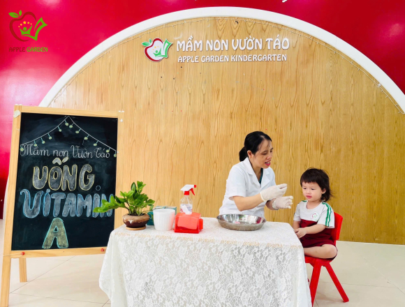 Bé Yêu Uống Vitamin A Tại Trường: Hành Động Bé Nhỏ, Ý Nghĩa Thật To!