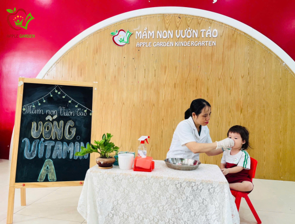 Bé Yêu Uống Vitamin A Tại Trường: Hành Động Bé Nhỏ, Ý Nghĩa Thật To!
