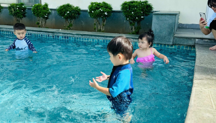 BÉ VẬN ĐỘNG DƯỚI NƯỚC Ở AGK