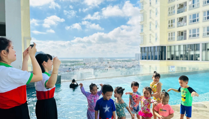 BÉ VẬN ĐỘNG DƯỚI NƯỚC Ở AGK