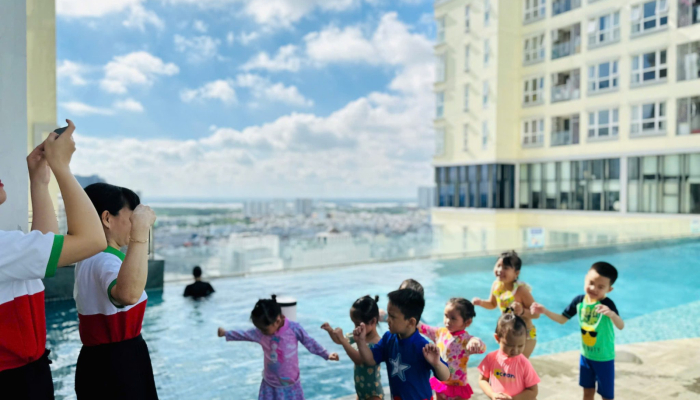 BÉ VẬN ĐỘNG DƯỚI NƯỚC Ở AGK