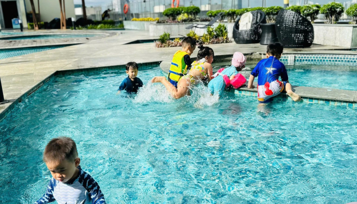 BÉ VẬN ĐỘNG DƯỚI NƯỚC Ở AGK