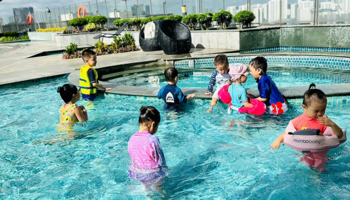 BÉ VẬN ĐỘNG DƯỚI NƯỚC Ở AGK