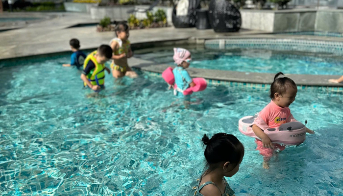 BÉ VẬN ĐỘNG DƯỚI NƯỚC Ở AGK