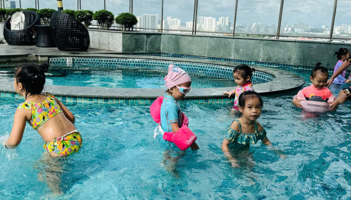 BÉ VẬN ĐỘNG DƯỚI NƯỚC Ở AGK