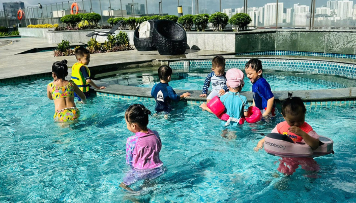 BÉ VẬN ĐỘNG DƯỚI NƯỚC Ở AGK