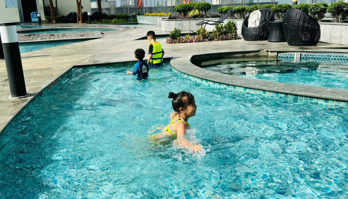 BÉ VẬN ĐỘNG DƯỚI NƯỚC Ở AGK