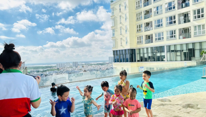 BÉ VẬN ĐỘNG DƯỚI NƯỚC Ở AGK