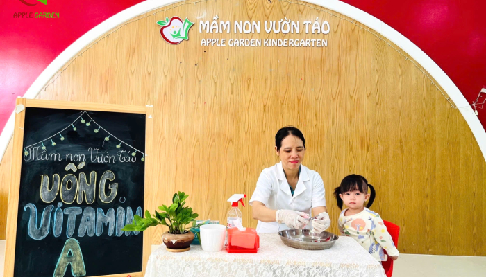 Bé Yêu Uống Vitamin A Tại Trường: Hành Động Bé Nhỏ, Ý Nghĩa Thật To!